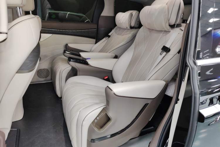 Used Denza D9 2023 DM-i 965 Luxury Model