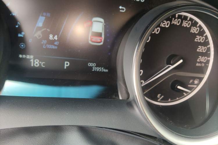 Used Toyota Camry 2021 2.0G Luxury Edition Odometer Close Up