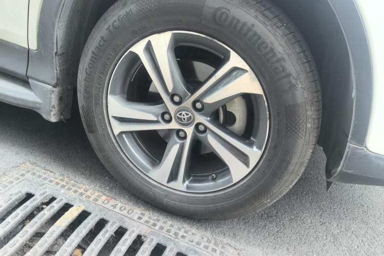 Used Toyota RAV4 2015 2.0L CVT Two-Wheel Drive Fashion Edition Right Front Wheel Hub