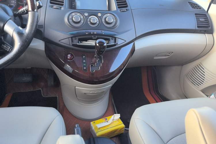 Used Mitsubishi Grandis 2009 2.4 6-Seater Elite Edition Gear Lever