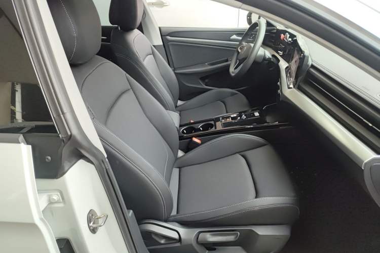 Used Volkswagen Lamando 2024 Lingdu L 200TSI DSG Trendy & Spicy Edition Right Front Seat