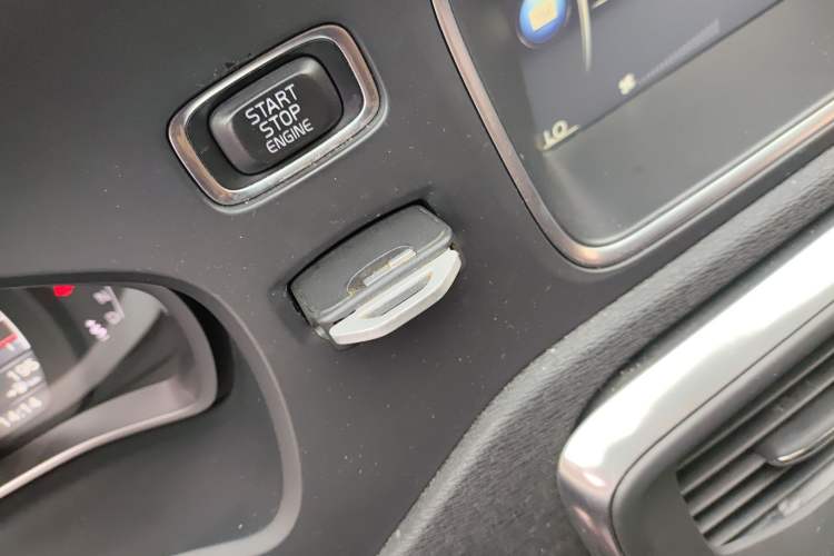 Used Volvo V40 2015 1.6T Zhiya Edition Vehicle Key