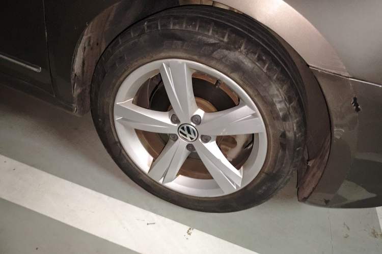 Used Volkswagen Passat 2013 1.8TSI DSG Prestige Edition Right Front Wheel Hub