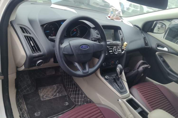 Used Ford Focus 2017 Sedan 1.6L Automatic Comfort Plus SmartDrive Edition Center Console