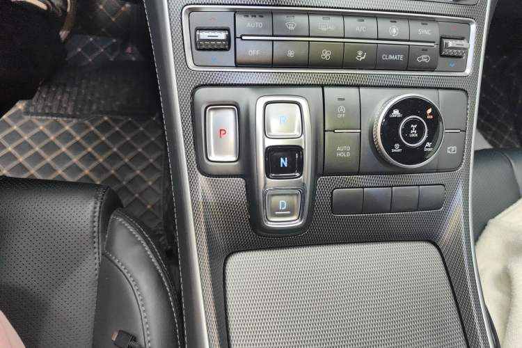 Used Hyundai Santa Fe 2023 Traveler 380T GDi Automatic All-Wheel Drive GLX HTRAC Elite Edition Gear Lever