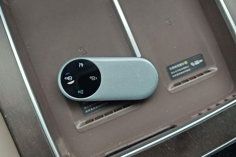 Used Hima AITO M9 2025 Extended-Range Ultra Version 52 kWh 5-Seater Edition Vehicle Key