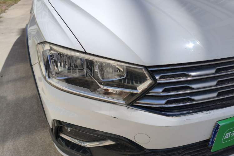 Used Volkswagen C-TREK 2017 230TSI DSG Comfort Version Right Front Headlight