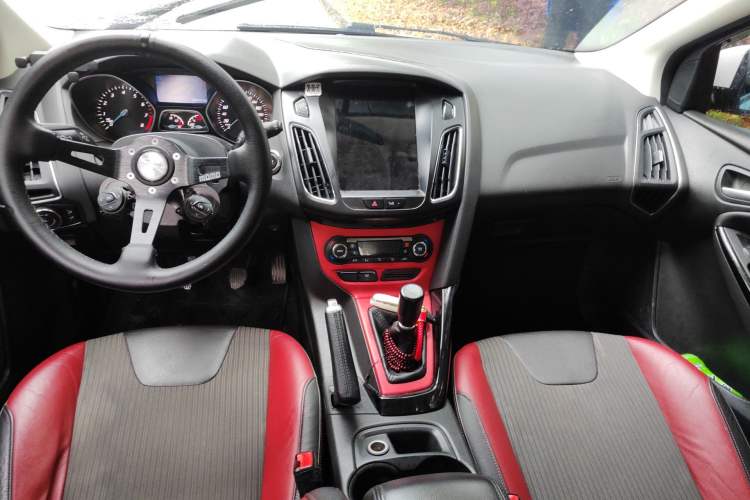 Used Ford Focus 2012 Hatchback 2.0L Manual Luxury Sport Model Center Console