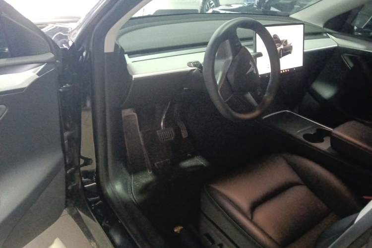 Used Tesla Model Y 2023 Rear-Wheel-Drive Version
