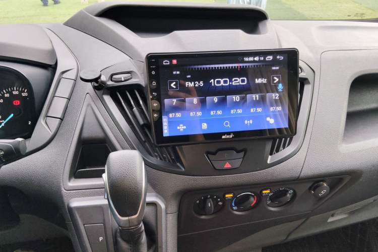 Used Ford Transit 2022 2.0T Gasoline Automatic Multi-Function Commercial Vehicle Mid-axle Low-Roof Design with Dual Rear Doors Meeting China VI Emission Standards