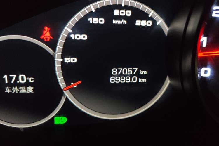 Used Porsche Cayenne 2018 Cayenne 3.0T Odometer Close Up