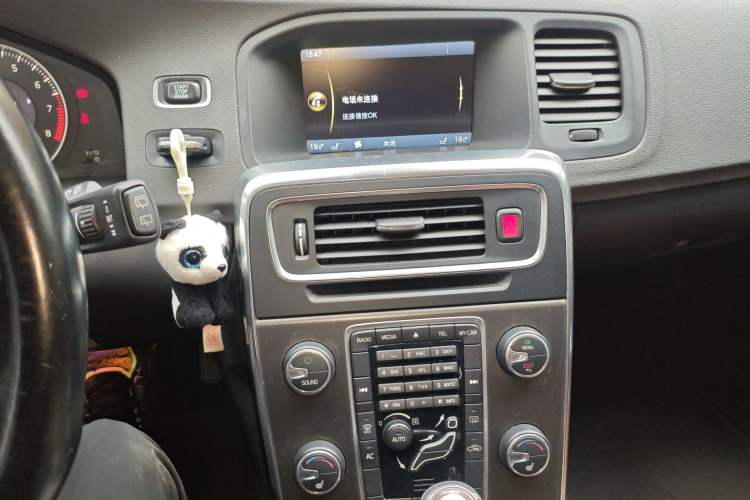 Used Volvo V60 2013 T5 Smart Edition Audio And AC Panel