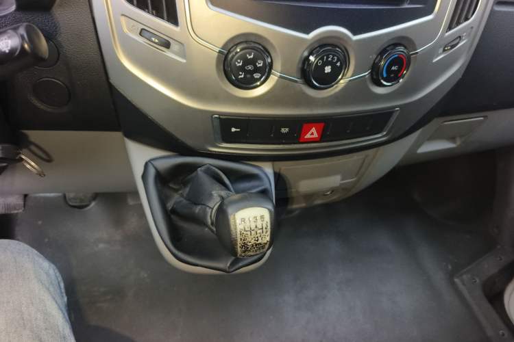 Used Dongfeng Yufeng 2016 2.5T Lingyun Van Short Wheelbase Mid-Roof China V Standard ZD25 Gear Lever