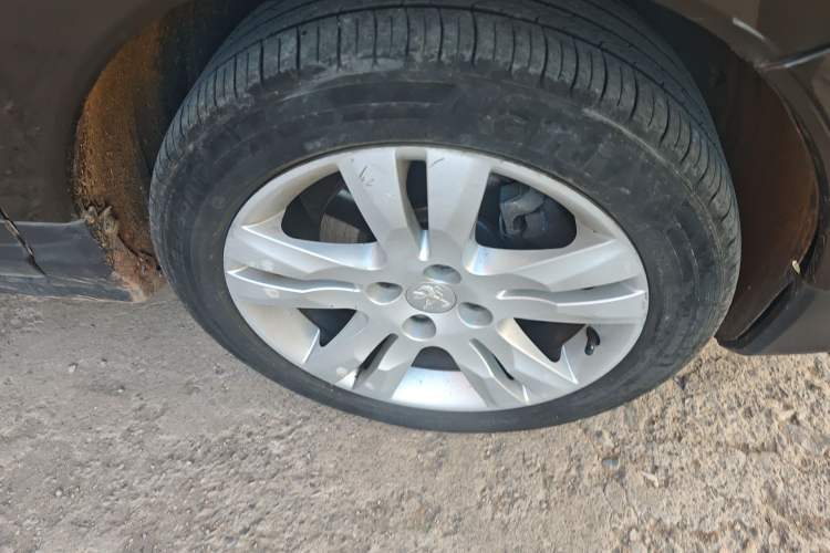 Used Peugeot 3008 2013 1.6THP Automatic Prestige Edition Right Front Wheel Hub