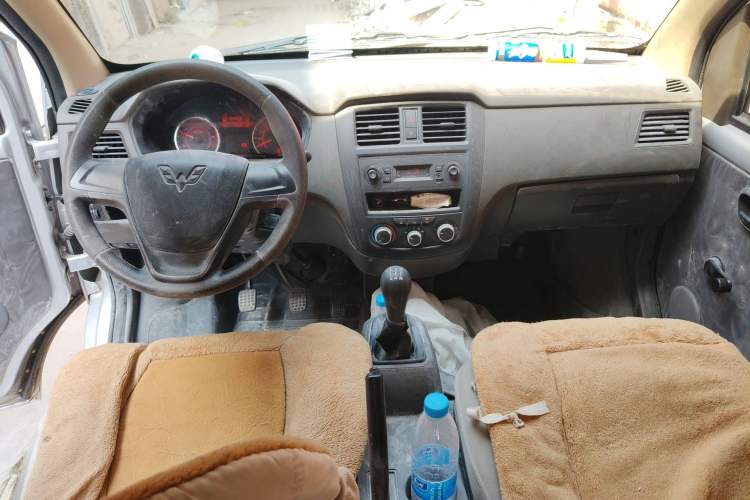 Used Wuling Rongguang S 2023 1.5L Base Version 5/7 Seats Center Console