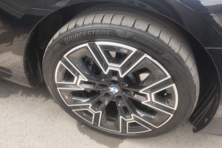 Used BMW 5 Series 2025 530Li Luxury Edition M Sport Package Exterior 4