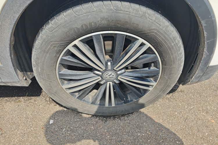 Used Volkswagen Tiguan L 2019 Updated Version 330TSI Automatic Two-Wheel Drive Panoramic Comfort Edition China VI Standard Right Front Wheel Hub