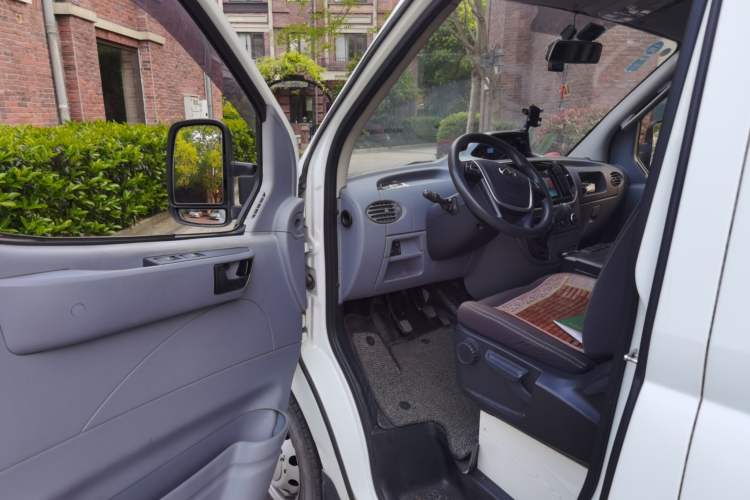 Used SAIC MAXUS Xintu V80 2018 2.5T 6-Speed Manual Aotuntong Short-Wheelbase Mid-Roof 4-Seater Driver Seat