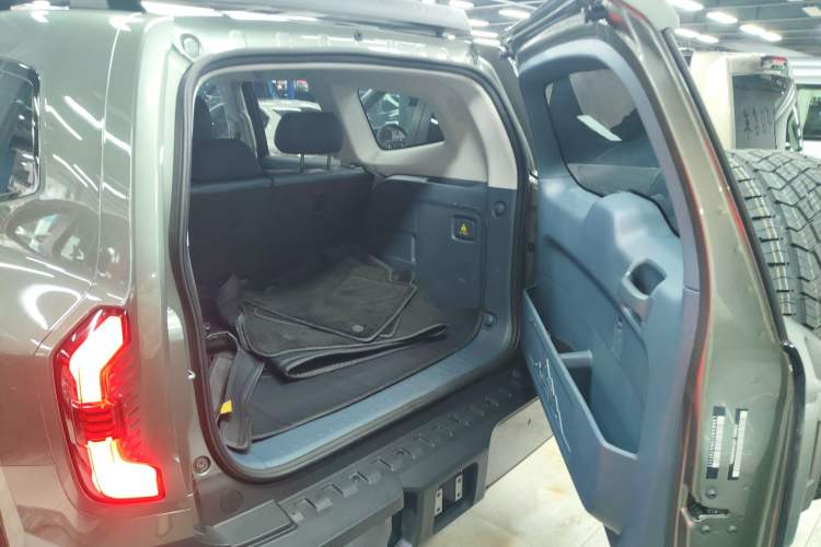 Used Deepal G318 2024 Four-Wheel-Drive Air Suspension Model