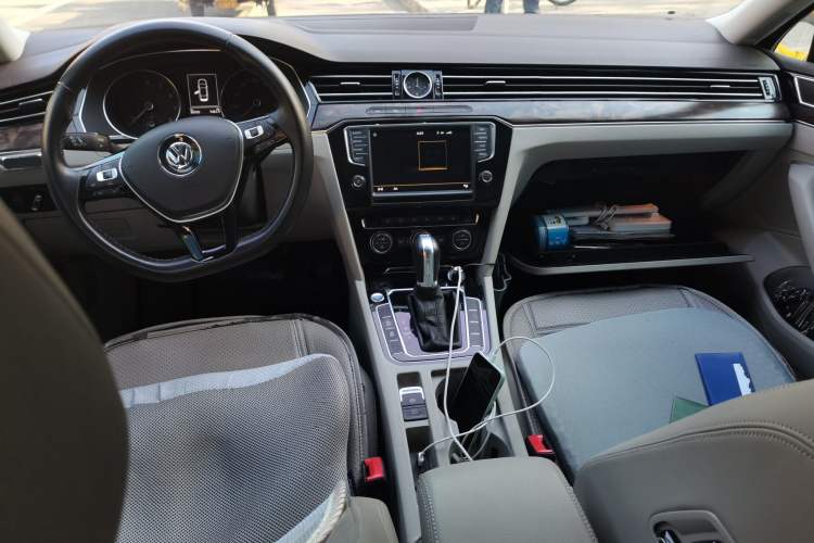 Used Volkswagen Magotan 2017 330TSI DSG Luxury Model Center Console