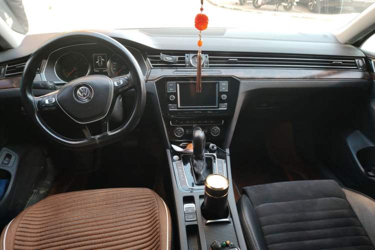 Used Volkswagen Magotan 2017 330TSI DSG Luxury Model Center Console