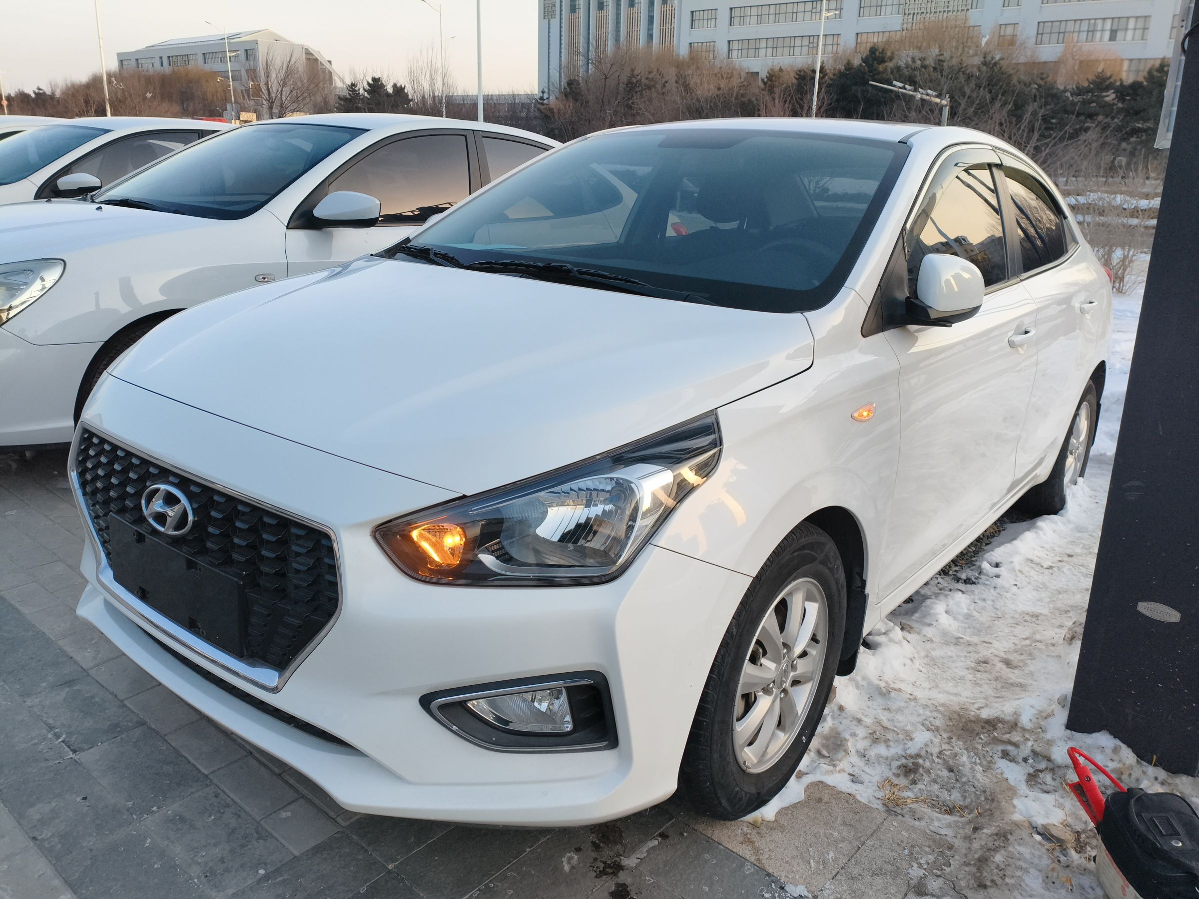 تحت مقدمة السيارة