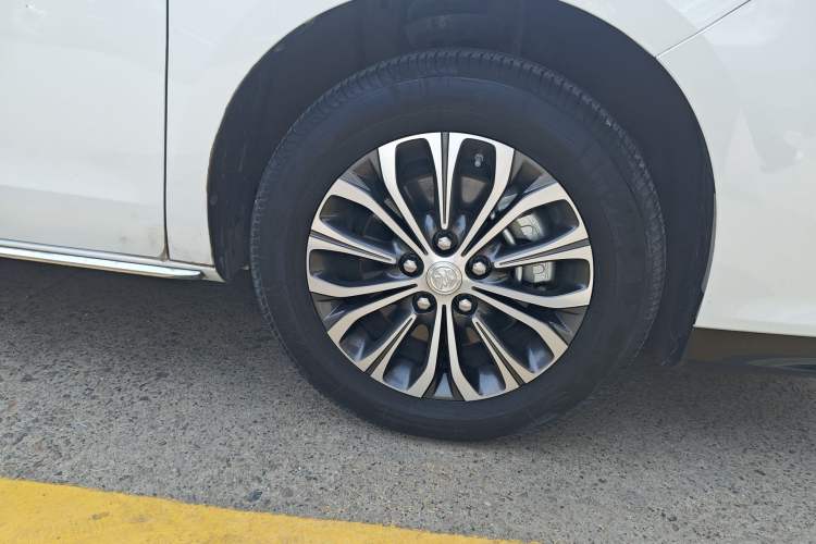 Used Buick GL8 2023 Land Executive Class Comfort Model
