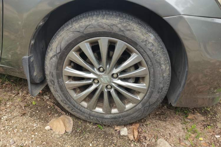 Used Suzuki Alivio 2015 1.6L Manual Comfort Model Right Front Wheel Hub