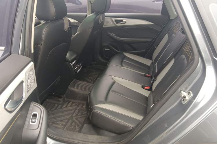 Used Roewe i6 MAX 2020 300TGI Automatic Supreme Edition with Cool Sunroof and Advanced Driving Features
