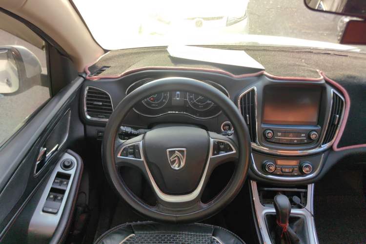 Used Baojun 560 2015 1.8L manual luxury version
