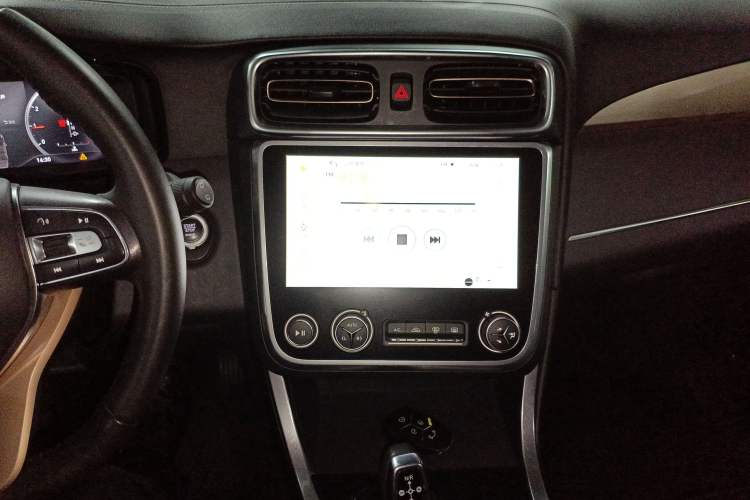 Used Lynk & Co 01 2017 2.0T Two-Wheel Drive Pro Edition Audio And AC Panel