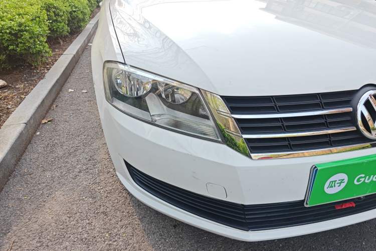 Used Volkswagen Gran Lavida 2013 1.6L Automatic Fashion Model Right Front Headlight