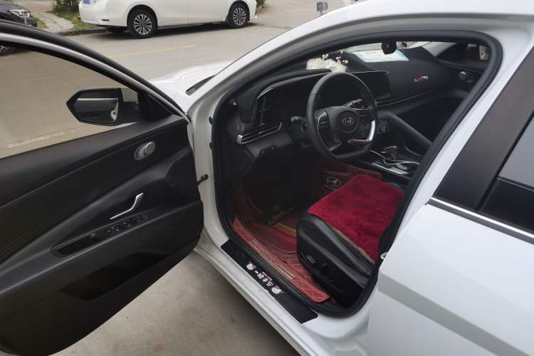 Used Hyundai Elantra 2021 1.5L CVT LUX Prestige Edition Driver Seat