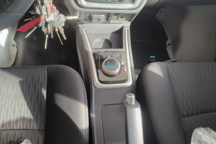 Used SRM Haoyun 2025 Launch Edition Farady 42.3 kWh 305 km 6 seats
