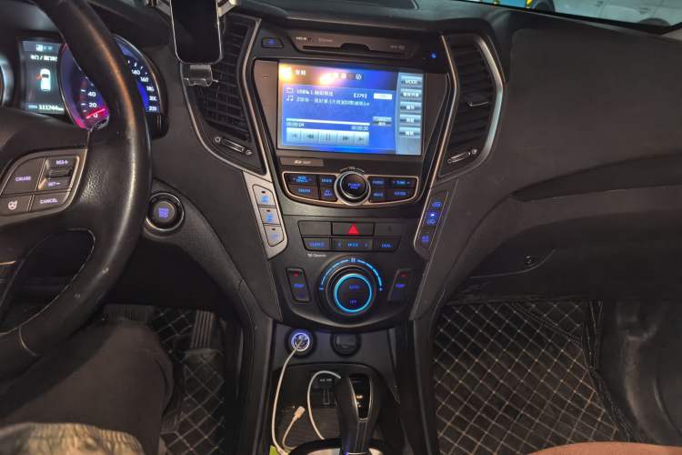 Used Hyundai Santa Fe 2013 Revised Version 2.4L Automatic All-Wheel Drive Luxury Trim
