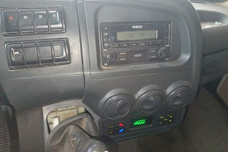 Used Iveco Power Daily 2013 2.5T-A37 Dual-Purpose Low-Roof Van
