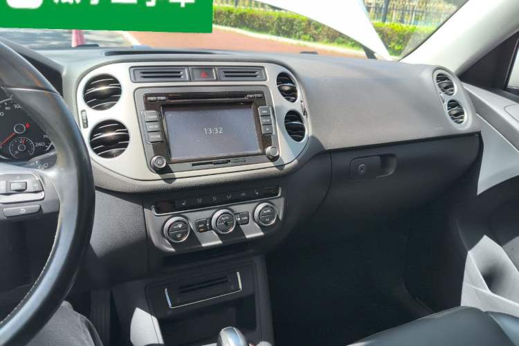 Used Volkswagen Tiguan 2015 1.8TSI Automatic All-Wheel-Drive Luxury Model Center Console