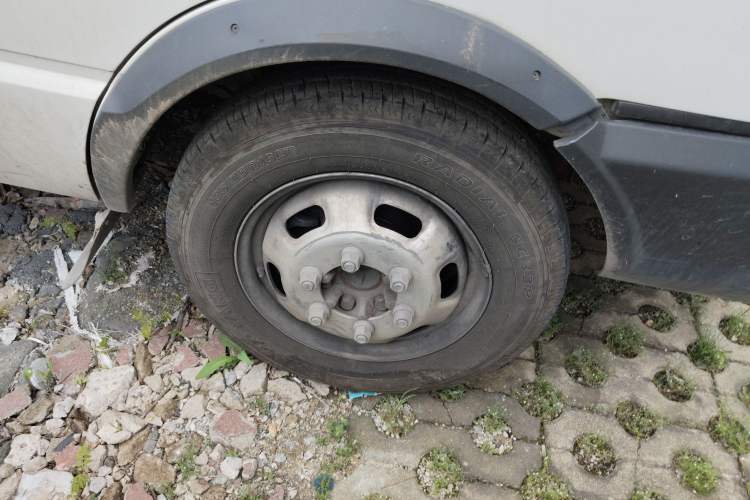 Used Iveco Daily 2021 2.5T A35 M1 Passenger Van 5-9 Seater Short Wheelbase Mid-Roof Design Dual Tires Manual Doors Right Front Wheel Hub