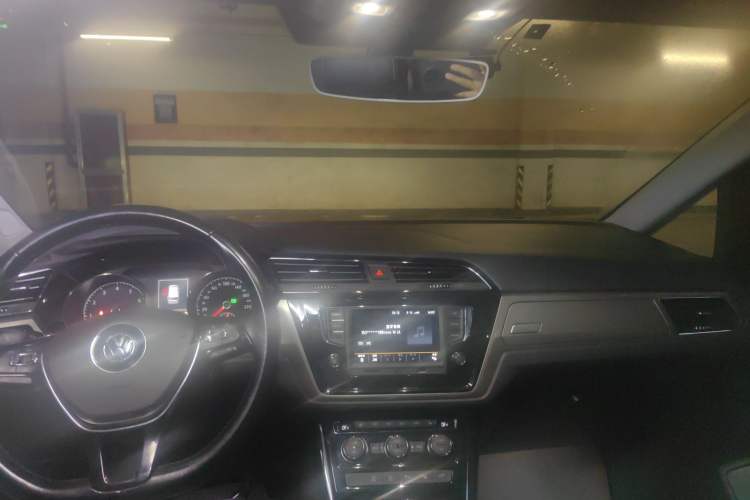 Used Volkswagen Touran 2016 Volkswagen Touran L 330TSI DSG Luxury Edition Interior 2