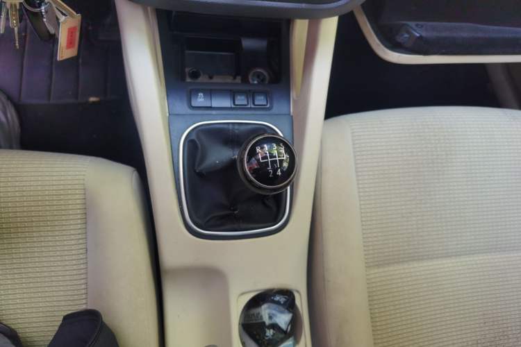 Used Volkswagen Sagitar 2011 1.6L Manual Comfort Version Gear Lever