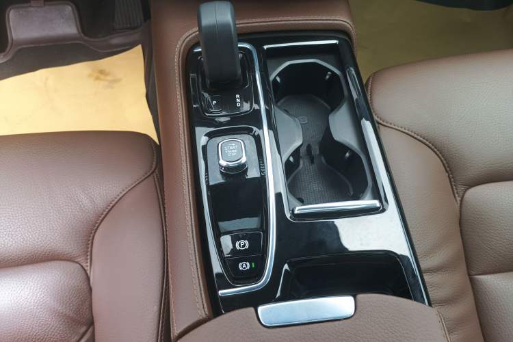 Used Volvo S60 New Energy 2022 T8 eDrive Hybrid All-Wheel Drive Smart Luxury Edition Gear Lever