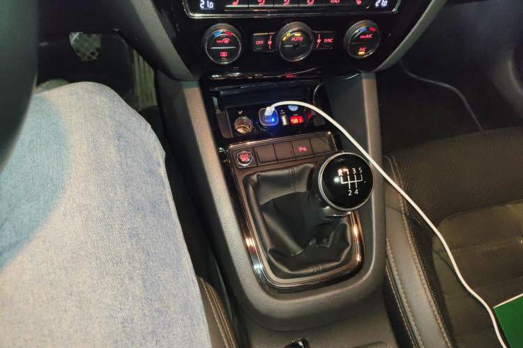 Used Volkswagen Sagitar 2017 230TSI Manual Luxury Model Gear Lever