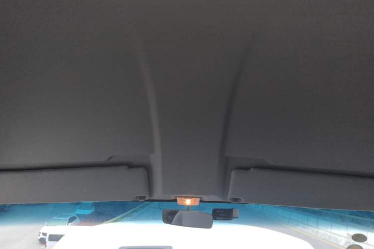 Used Iveco Daily 2022 2.5T A37 M1 Passenger Van 5-9 Seats Long Wheelbase Mid-Roof Design Dual Tires Manual Doors Headliner