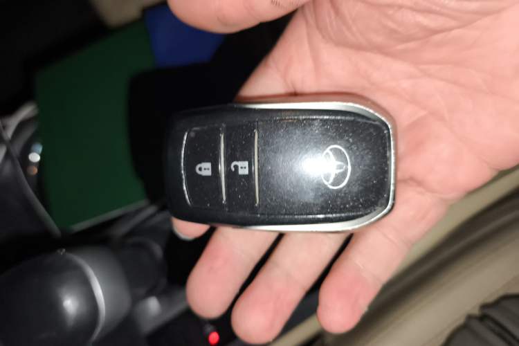 Used Toyota Highlander 2015 2.0T Four-Wheel Drive Luxury Navigation Version with 7 Seats Vehicle Key