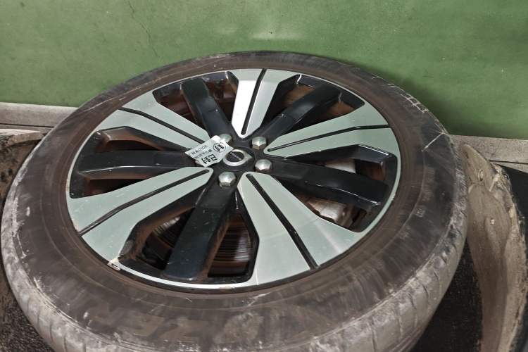 Used Volvo XC40 New Energy 2022 Long-Range Version Left Front Wheel Hub