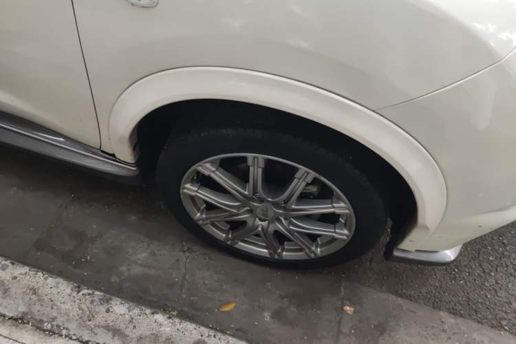 Used Infiniti ESQ 2014 1.6L Spontaneous Edition Right Front Wheel Hub