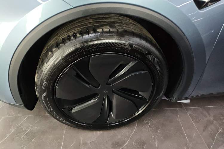 Used Tesla Model Y 2025 Rear-Wheel Drive First Edition Left Front Wheel Hub