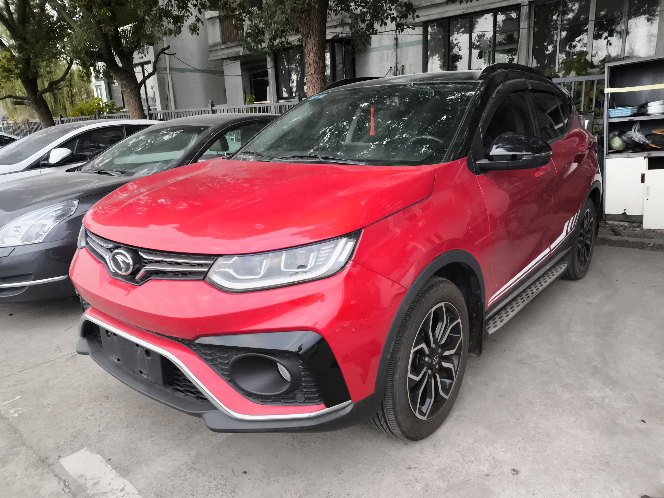 تحت مقدمة السيارة