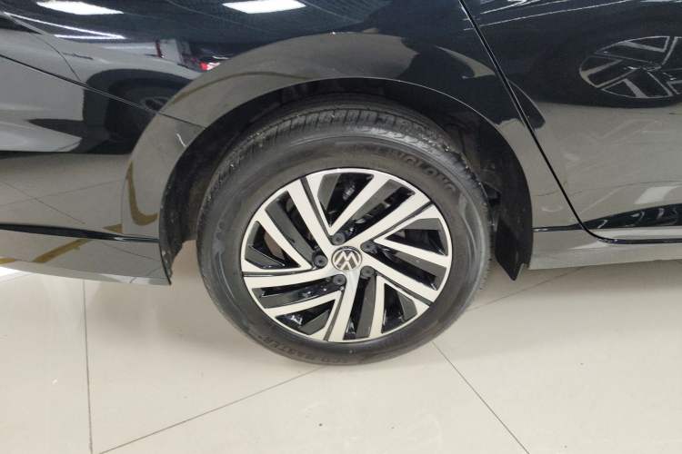 Used Volkswagen Lavida 2024 300TSI DSG Starry Sky Leading Edition Right Rear Wheel Hub