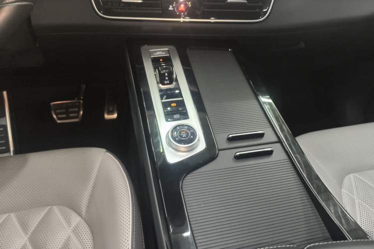 Used Volkswagen Tavendor 2024 380TSI All-Wheel-Drive R-Line Cruise Premium Edition Gear Lever